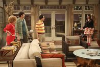 Two and a Half Men – Nach mehreren Hinweisen sind sich Evelyn (Holland Taylor, l.), Alan (Jon Cryer, 2.v.r.) und Walden (Ashton Kutcher, 2.v.l.) sicher, dass Charlie noch lebt - und dann taucht plötzlich Rose (Melanie Lynskey, r.) auf ...