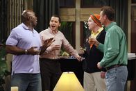 Two and a Half Men – Unterhalten sich über ihre ersten sexuellen Erlebnisse und übers Masturbieren: Jerome (Michael Clarke Duncan, l.), Alan (Jon Cryer, 2.v.l.), Gordon (J.D. Walsh, 2.v.r.) und Herb (Ryan Stiles, r.)