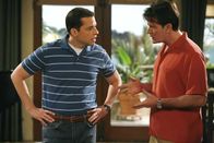 Two and a Half Men – Alan Harper (Jon Cryer, l.): Charlie Harper (Charlie Sheen, r.)