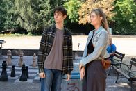 Der Staatsanwalt – Benjamin Sommer (Victor Maria Diderich) trifft im Park auf Mira Richard (Johanna Hens). Beide verbindet ein Geheimnis.