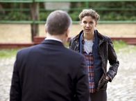 In aller Freundschaft – Anja Seidel (Hanna Lütje, rechts) ist hoch verschuldet. Viel Geld und Arbeit hat sie in den Zuchthengst Florino investiert und trotzdem steht ihr Pferdehof kurz vor der Pfändung. Eine Woche gibt ihr der Gerichtsvollzieher (Jörg-Uwe Schröder) Zeit, um ihre Schulden zu begleichen. Anja ist ratlos.