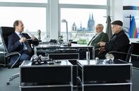 Rentnercops – Die Ermittler Günter Hoffmann (Peter Lerchbäumer, M.) und Edwin Bremer (Tilo Prückner, r.) befragen Otto Clausner (Guido Renner, l.) zu Herrn Michael Webers Bewerbung als Teamleiter.