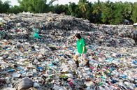 Coca-Cola und das Plastikproblem – Die Projektmanagerin von Zero Waste Cities Merci Ferrer auf der städtischen Mülldeponie von Dumaguete auf den Philippinen