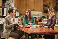 The Big Bang Theory – Penny (Kaley Cuoco, r.), Sheldon (Jim Parsons, l.) und Amy (Mayim Bialik, M.) können nicht fassen, mit was für einer Eiseskälte sich Leonards Mutter Beverly und Sheldons Mutter Mary begegnen, nachdem sie beide zu Besuch gekommen sind, um mit Penny und Leonard deren Hochzeit zu feiern ...