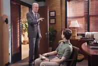 Young Sheldon – Dr. Linkletter (Eg Begley jr.); Sheldon Cooper (Iain Armitage, r.)