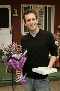 It's Always Sunny in Philadelphia – Dennis (Glenn Howerton) Mutter Barbara macht Mac ein eindeutiges Angebot. Mac ist verwirrt und bittet Charlie um Rat. Der meint, dass Mac unbedingt mit Barbara schlafen soll. Gesagt, getan! Darüber erbost, will er nun zum Gegenschlag ausholen und Macs Mutter verführen ...