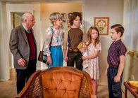 Young Sheldon – v.l.n.r.) Dr. Sturgis (Wallace Shawn); Meemaw (Annie Potts); Georgie (Montana Jordan); Missy (Raegan Revord); Sheldon (Iain Armitage)