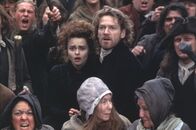 Mary Shelley's Frankenstein – Eliazabeth (Helena Bonham Carter, M.l.) und Victor (Kenneth Branagh, M.r.) inmitten eines wütenden Lynch-Mobs ....