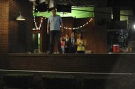 How I Met Your Mother – Marshall (Jason Segel, l.) möchte sich, Ted (Josh Radnor, M.), Barney (Neil Patrick Harris, 2.v.r.), Lily (Alyson Hannigan, 2.v.l.) und Robin (Cobie Smulders, r.) beweisen, dass er es endlich schafft, von einem Dach aufs andere zu springen. Wird er es schaffen?