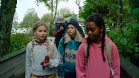 Glow – Kim soll den anderen den Weg zur Hütte im Wald zeigen. Aber sie hat keine Lust dazu. (v.l.n.r.: Anine Bonnevie Nagell-Høyer, Bianca Ghilardi-Hellsten, Solyana Tesfaye Tikabo)