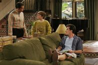Two and a Half Men – Jake (Angus T. Jones, M.) muss sich für sein Verhalten vor seinem Vater (Jon Cryer, l.) und seinem Onkel Charlie (Charlie Sheen, r.) rechtfertigen ...