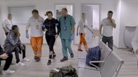 Airport Security: Rom – Der Arzt verlegt die Passagierin nach der Behandlung. (National Geographic/OMAVA)