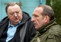 Bloch – WDR Fernsehen "Zum Todestag von Dieter Pfaff (05.03.2013)": BLOCH, "Tod eines Freundes", Fernsehfilm Deutschland 2009 Uhr. Bloch (Dieter Pfaff) und der ehemalige Soldat Frank (Jochen Nickel, vorn), der beim Bundeswehr-Einsatz in Afghanistan ein schweres Trauma erlitten hat.