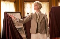 Murdoch Mysteries – Die Abenteurerin Elva Gordon (besonderer Gaststar Lauren Lee Smith) teilt ihre Theorie der hohlen Erde.