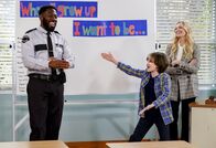 The Neighborhood – (v.l.n.r.) Malcolm Butler (Sheaun McKinney); Grover Johnson (Hank Greenspan); Gemma Johnson (Beth Behrs)