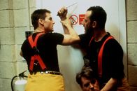 Mission: Impossible – Ethan (Tom Cruise, l.) stoppt seinen Kollegen Krieger (Jean Reno), denn der macht mit seinen Gegnern in der Regel kurzen Prozess.