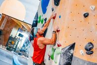 Das Wunder Du – Angelino an der Kletterwand.