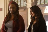 The Passage - Das Erwachen – Lacey Antoine (Kecia Lewis, l.); Dr. Lila Kyle (Emmanuelle Chriqui, r.)