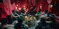 neoriginal: Doppelhaushälfte – Beim Rollenspiel "Werwölfe" spielt sogar die Polizei mit. Von links: Oma Thuy (Tuyet Linh Phung), Tracy (Minh-Kai Phan-Thi), Andi (Milan Peschel), Gesa (Nina Proll), Martin (Johannes Allmayer), Mari (Maryam Zaree), Keks (Dillan White), Zoe (Helena Yousefi), Rocco (Hoang Minh Ha), Wörner (Peer Martiny), Eckner (Aysima Ergün).