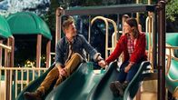 Weihnachten in Conway – Natalie (Mandy Moore) und Tommy (Riley Smith) verbringen Natalies Geburtstag zu zweit auf einem Kinderspielplatz. Sie haben Spaß, albern herum und beginnen sich anzunähern.