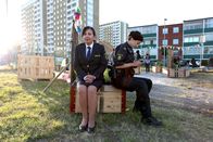 Thin Blue Line – Seit dem Gartenfest ist viel passiert. Leah (Gizem Erdogan, r.) zieht durch ihre kritischen Kommentare über die Polizeiarbeit die Aufmerksamkeit der Polizeichefin Dragana (Irma Jämhammar, l.) auf sich. Doch anstatt Leah abzumahnen, hat Dragana eine andere Aufgabe für sie.