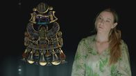 Strangest Things – Die Archäologin Rebecca Bradshaw betrachtet das Pektoral des Tutanchamun. Seine Hieroglyphen und Edelsteine verweisen auf seine große spirituelle Bedeutung.