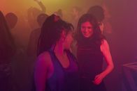 Conversations with Friends – Bobbi (Sasha Lane, l.) und Frances (Alison Oliver, r.) sind wieder vereint und sie merken, dass es sich so einfach richtig anfühlt.