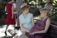 Love Child – Mrs. Maguire (Jacqueline McKenzie, l.); Viv (Sophie Hensser, r.)