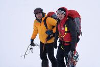 Die Bergretter – Die Bergretter Markus (Sebastian Ströbel, l.) und Rudi (Michael Pascher, r.) sind für jeden Einsatz gut gerüstet.