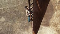 Fall – Becky (Grace Caroline Currey) klettert auf den B67-Tower, der einer Nadel in der Wüste gleicht.