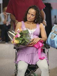 Scrubs - Die Anfänger – Turk versucht Carla (Judy Reyes) dazu zu überreden, wieder nach Hause zu kommen, da das Krankenhaus sehr teuer ist, doch Carla erklärt, dass sie noch nicht dafür bereit ist ...
