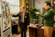 American Housewife – (v.li.): Jerry Lambert (Direktor Ablin), Diedrich Bader (Greg Otto).