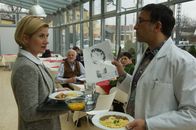 SOKO Stuttgart – Der KTUler Jan Arnaud (Mike Zaka Sommerfeldt, r). besucht Martina Seiffert (Astrid M. Fünderich, l.) in der Mittagspause und zeigt ihr den Fußabdruck des Täters. Rico Sander (Benjamin Strecker, 2.v.r.) und Friedemann Sonntag (Christian Pätzold, 2.v.l.) schauen interessiert auf.