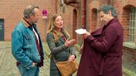 Rote Rosen – Richard (r. Florian Odendahl) versucht Carla (m. Maria Fuchs) und Michael (l. Hanno Friedrich) wegen der geplanten Zubringerstraße für das neue EmKa-Projekt mit einem großzügigen finanziellen Kaufangebot für ihren Hof zu beschwichtigen. Doch die beiden lehnen ab!
