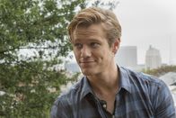 MacGyver – Als eine Gruppe von Studenten mit einem Forschungsschiff im arktischen Ozean festsitzt, ist MacGyvers (Lucas Till) Hilfe via Video Chat gefragt ...