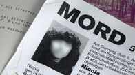 Ermittler! – Die 19-jährige Nicola S. wurde ermordet. Mit einem Fahndungsplakat sucht die Polizei nach Zeugen.