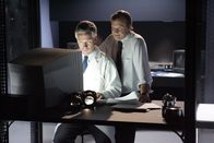Mayday - Alarm im Cockpit – RE-ENACTMENT STILL: Claude Bechet (gespielt von Nicholas Kilbertus) sieht zu, wie der Ermittler durch die Daten auf seinem Computer scrollt.
