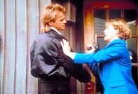 MacGyver – Eine Meinungsverschiedenheit zwischen MacGyver (Richard Dean Anderson, l.) und Lieutenant Murphy (Kim Zimmer, r.).