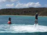 Verrückt nach Meer – Die Küchenpraktikanten Elisabeth und Andreas heben beim Flyboarding in Curacao ab.