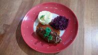 Koch's anders – Der Hauptgang von Suzanne Möller: Pfälzer Rinderroulade mit Rotkohl und Kartoffelbrei.