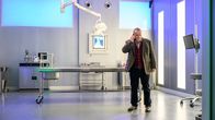 SOKO Wismar – Die Rechtsmedizinerin Dr. Helene Sturbeck ist nicht mehr aufzufinden. Chefkommissar Jan-Hinrich Reuter (Udo Kroschwald) kann sie weder auf dem Handy erreichen, noch in der Rechtsmedizin antreffen. Wie ist ihr Verschwinden zu erklären? Reuter beginnt, sich ernsthafte Sorgen zu machen.