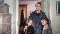 Oma zockt sie alle ab – Rosas ahnungslose Tochter Trixi (Sabine Waibel) gerät mit ihren Kindern Henry (Felix Staudigl, li.) und Emma (Marie Hafner, re.) in ein Schlamassel.