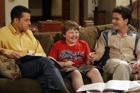 Two and a Half Men – Um Jake (Angus T. Jones, M.) mit der amerikanischen Geschichte vertraut zu machen, veranstalten Charlie (Charlie Sheen, r.) und Alan (Jon Cryer, l.) ein Quiz ...
