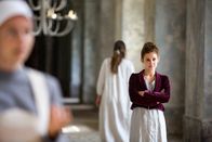 Die Hebamme 2 – Als sie ihre an Schwindsucht erkrankte Cousine Luise zu deren Vater, dem berühmten Professor Gottschalk, nach Wien bringt, ist Hebamme Gesa Langwasser (Josefine Preuß) fasziniert von der Medizinischen Fakultät.