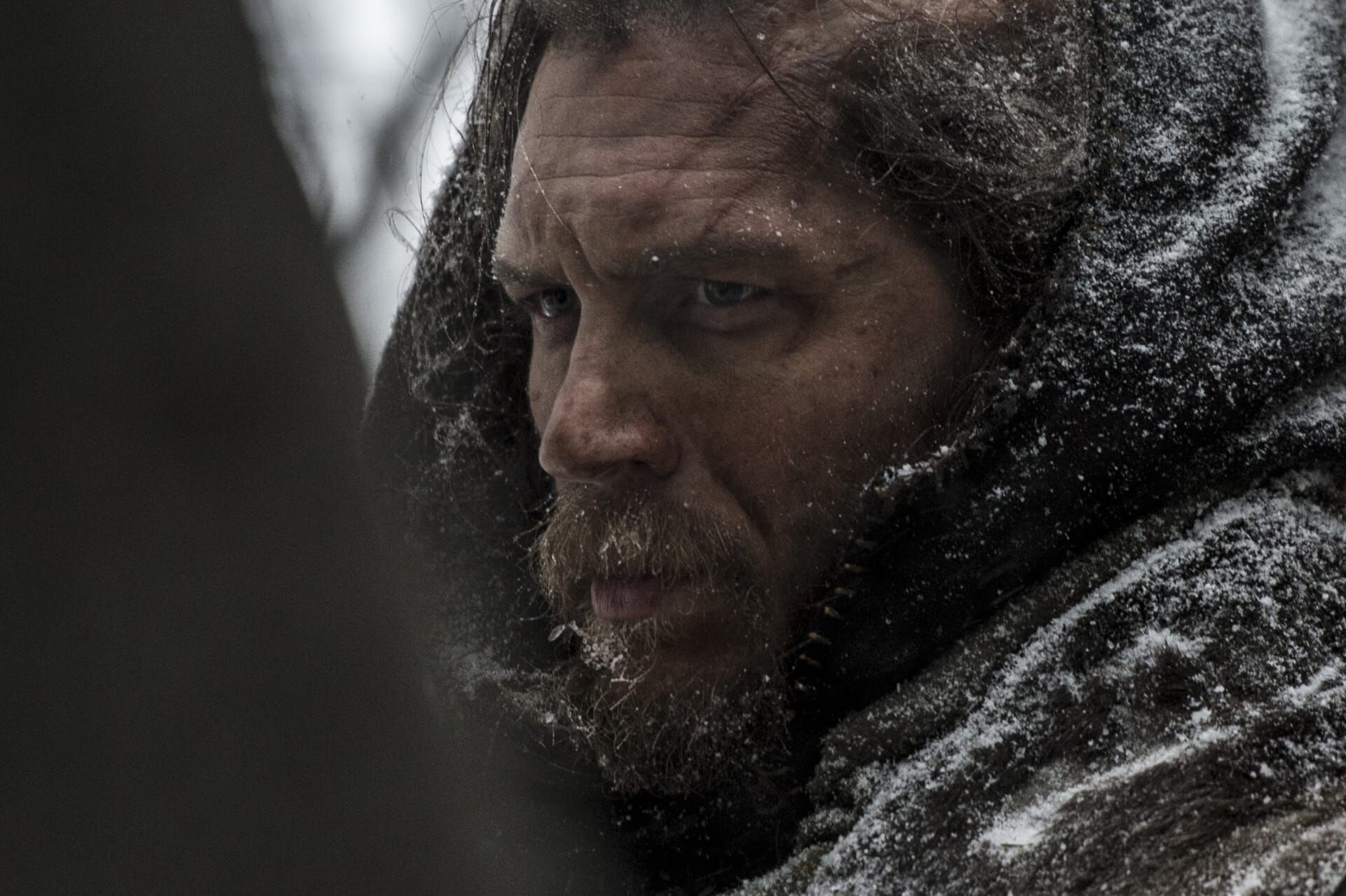 The Revenant - Der Rückkehrer – John Fitzgerald (Tom Hardy) ist nicht damit einverstanden, dass Glass' Vorschläge sich durchsetzen. Er wartet auf eine Chance, den Widersacher loszuwerden.