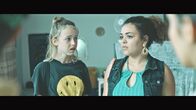 3 Hz – Ella (Cécile Enthoven) und Rewan (Seba Abazed) diskutieren.