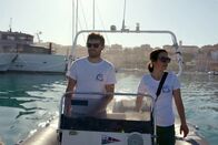 Maritimes Erbe – Davide Ascheri und Elena Fontanesi, Präsident und Vizepräsidentin des Vereins „Delfini del Ponente“, im Hafen von Imperia auf dem Weg zum Erfassen der Delfine, die sich in der Nähe aufhalten