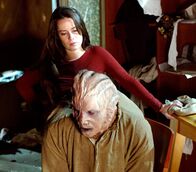 Charmed - Zauberhafte Hexen – Während ihrer Geiselnahme freundet sich Piper (Holly Marie Combs, hinten) mit ihrem Entführer Derek (Seth Peterson, vorne) an ...