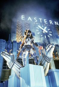 Predator 2 – Der Predator (Kevin Peter Hall) richtet seine Opfer aufs Übelste zu ...