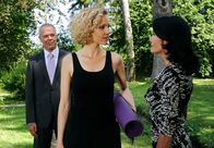 Sturm der Liebe – ARD STURM DER LIEBE FOLGE 1632 Uhr im ERSTEN. Doris (Simone Ritscher, r.) kann Nataschas (Melanie Wiegmann, M.) Getue genauso wenig leiden wie Werner (Dirk Galuba, l.).